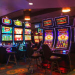 Verschiedene Spielautomaten in einem terrestrischen Casino