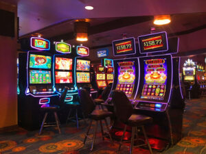 Verschiedene Spielautomaten in einem terrestrischen Casino