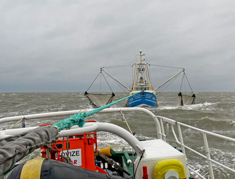 Rettung vor Nordstrand: Seenotretter bringen im Sturm havarierten Kutter in sicheren Hafen