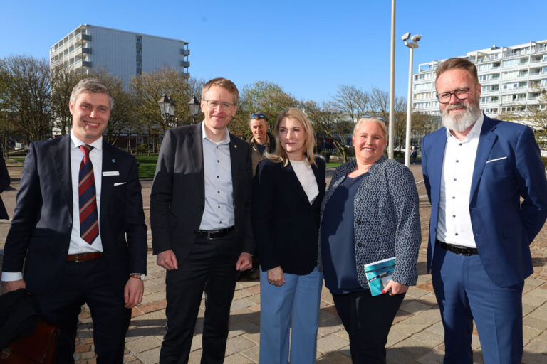 Kreispräsident, Landrat und Bürgermeisterin freuen sich über das Ergebnis des Bahndialogs