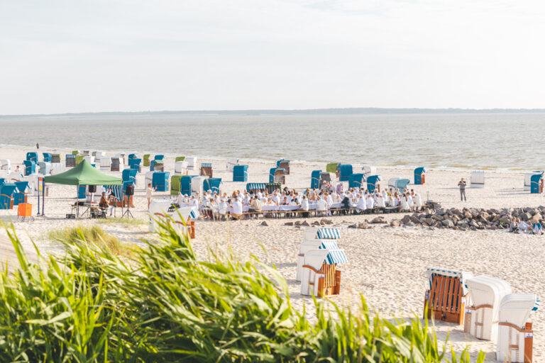 Erstmals White Dinner am frisch aufgespülten Nieblumer Strand