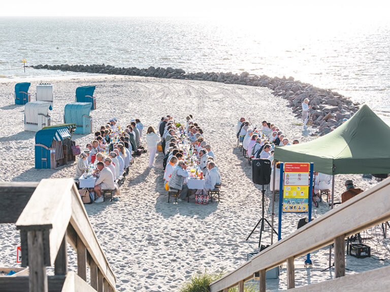 Utersum lädt zum zweiten White Dinner des Jahres an den Strand ein
