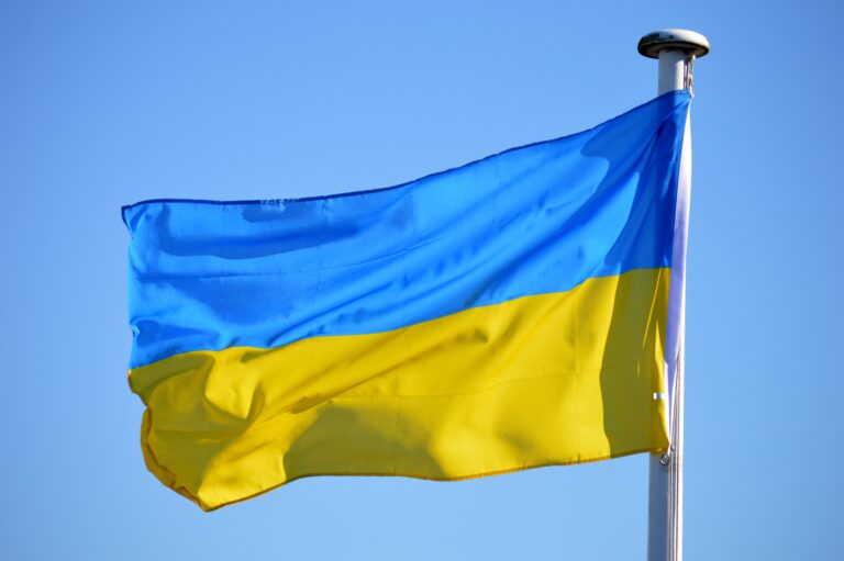 Ein Zeichen der Solidarität: Ukraine-Flagge vor dem Husumer Kreishaus